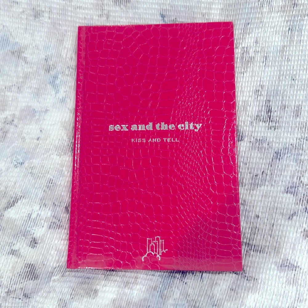 Fabulous HTF Sex & the City Kiss & Tell Book Pictures. Secrets. Profiles. RARE!